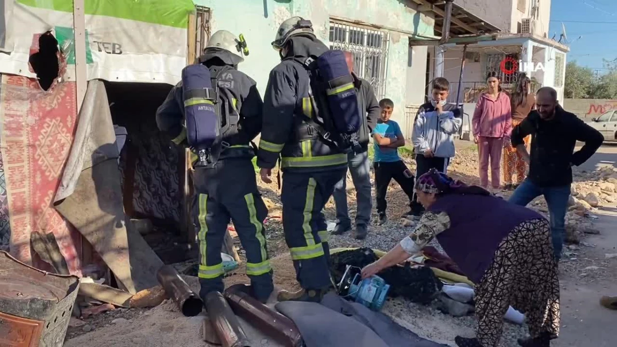 Antalya\'da evsiz vatandaşın kaldığı barakada çıkan yangın kısa sürede söndürüldü