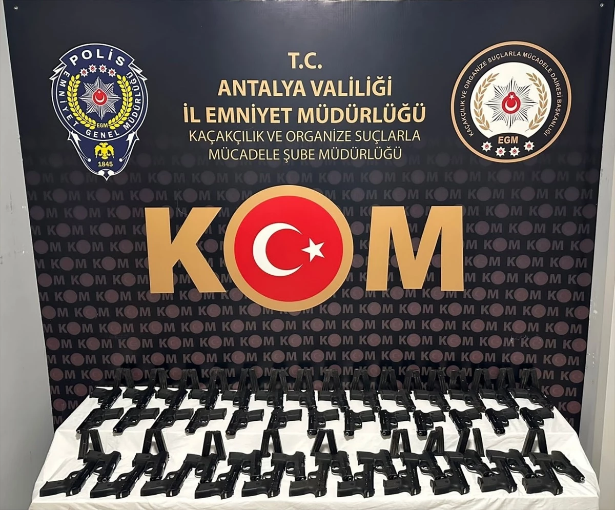 Antalya\'da Silah Kaçakçılığı Yapan 2 Şüpheli Tutuklandı