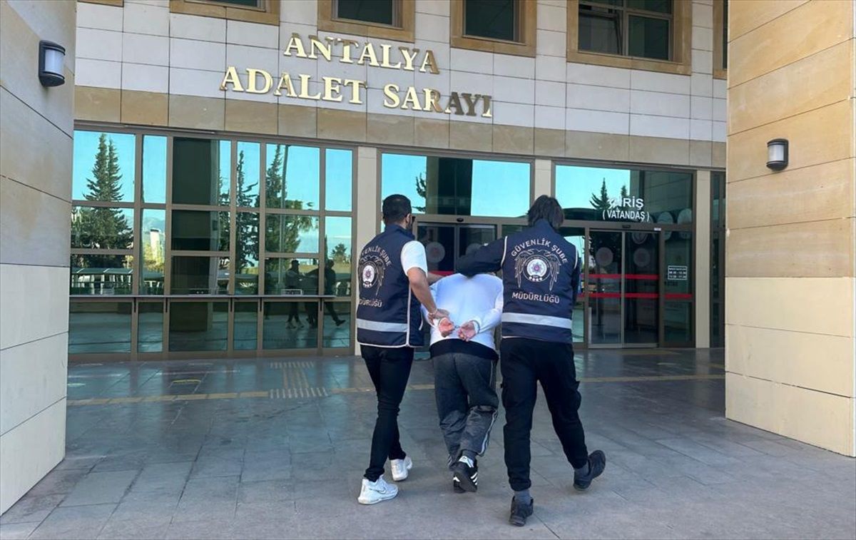 Antalya\'da sosyal medya hakaretçisi tutuklandı