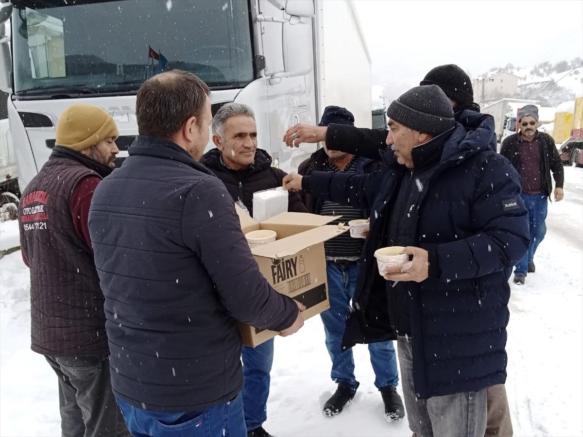 Ardahan\'da Kar ve Tipi Nedeniyle Yolda Kalanlara Çorba İkramı