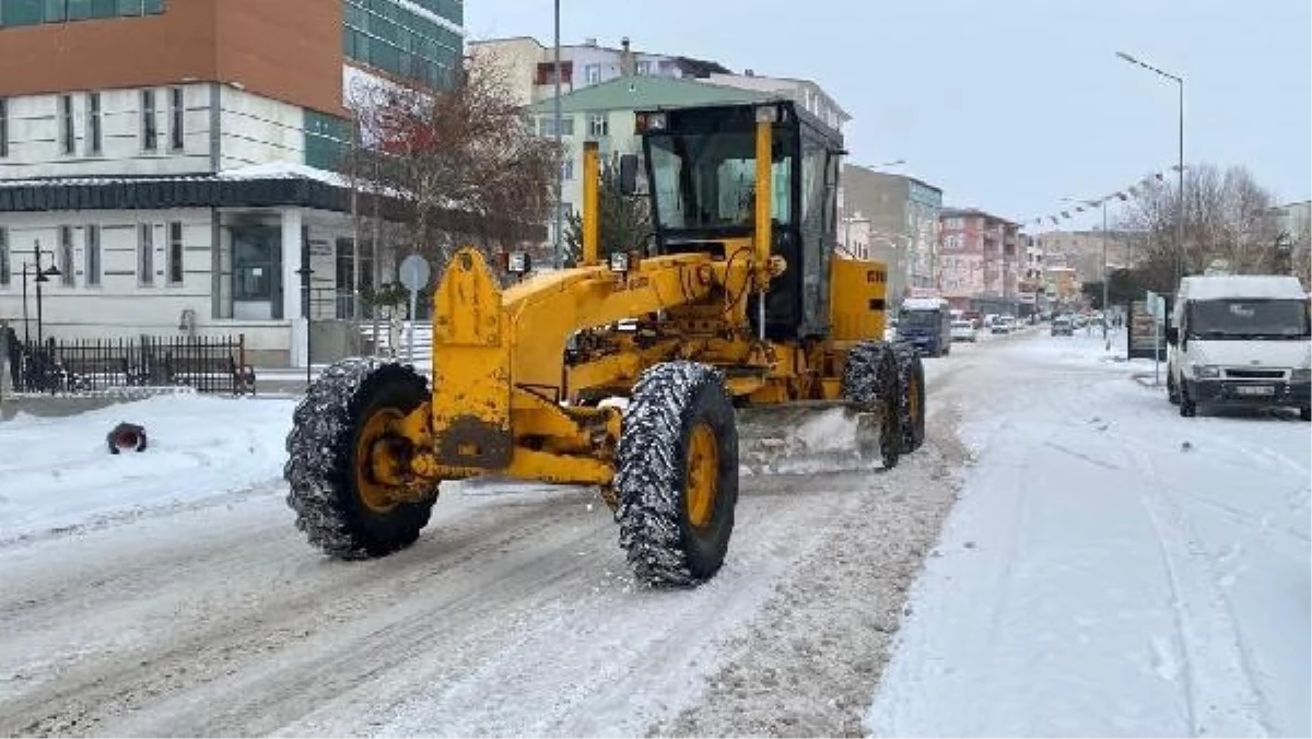 Ardahan\'da Kar ve Tipi Nedeniyle 57 Köy Yolu Ulaşıma Kapandı