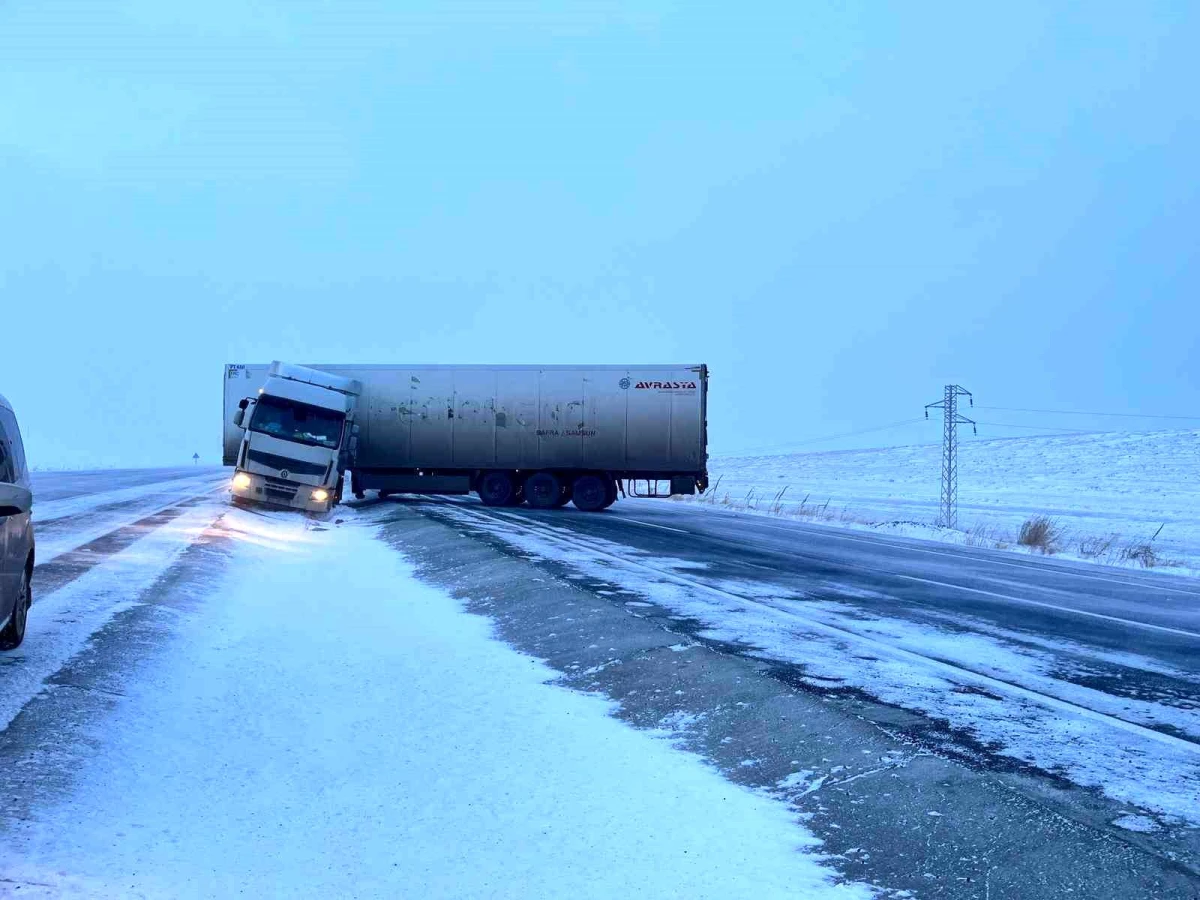 Ardahan\'ın Çıldır ilçesinde kar ve tipi nedeniyle tırlar yolu trafiğe kapattı