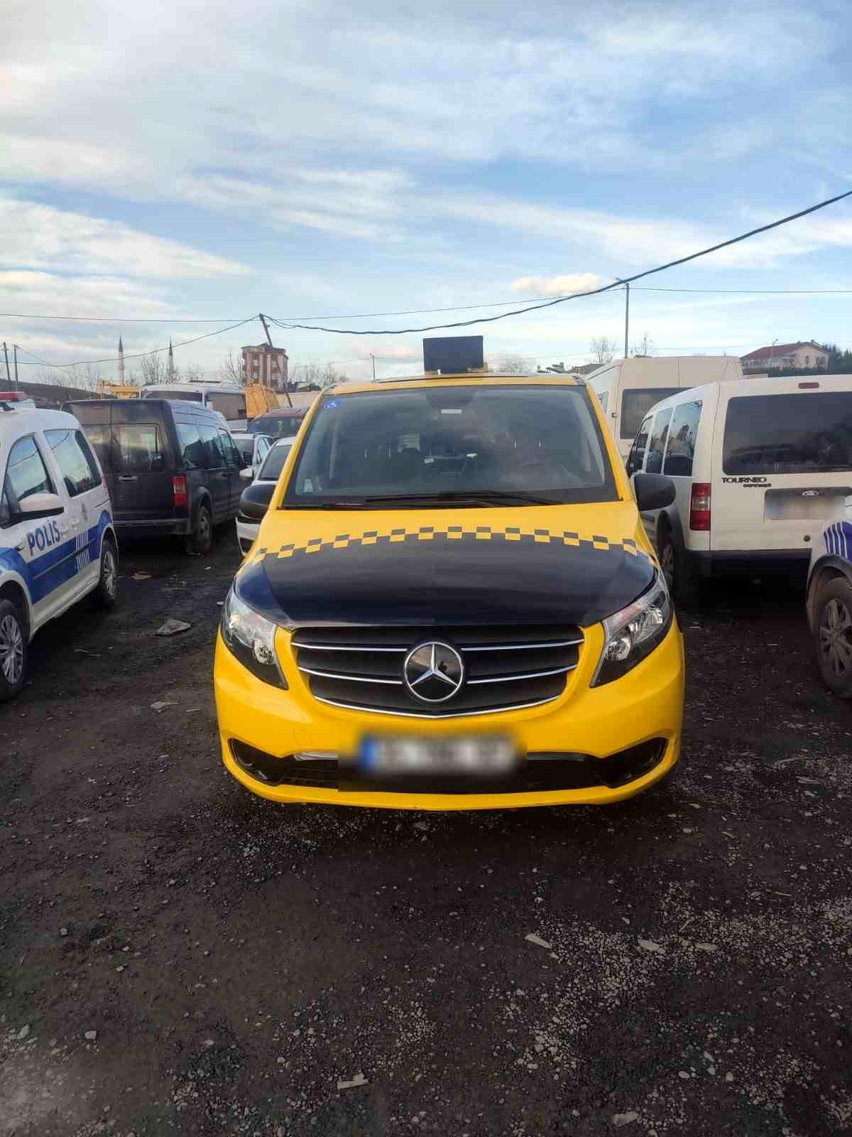 Arnavutköy\'de 87 düzensiz göçmen yakalandı, 2 şüpheli gözaltına alındı