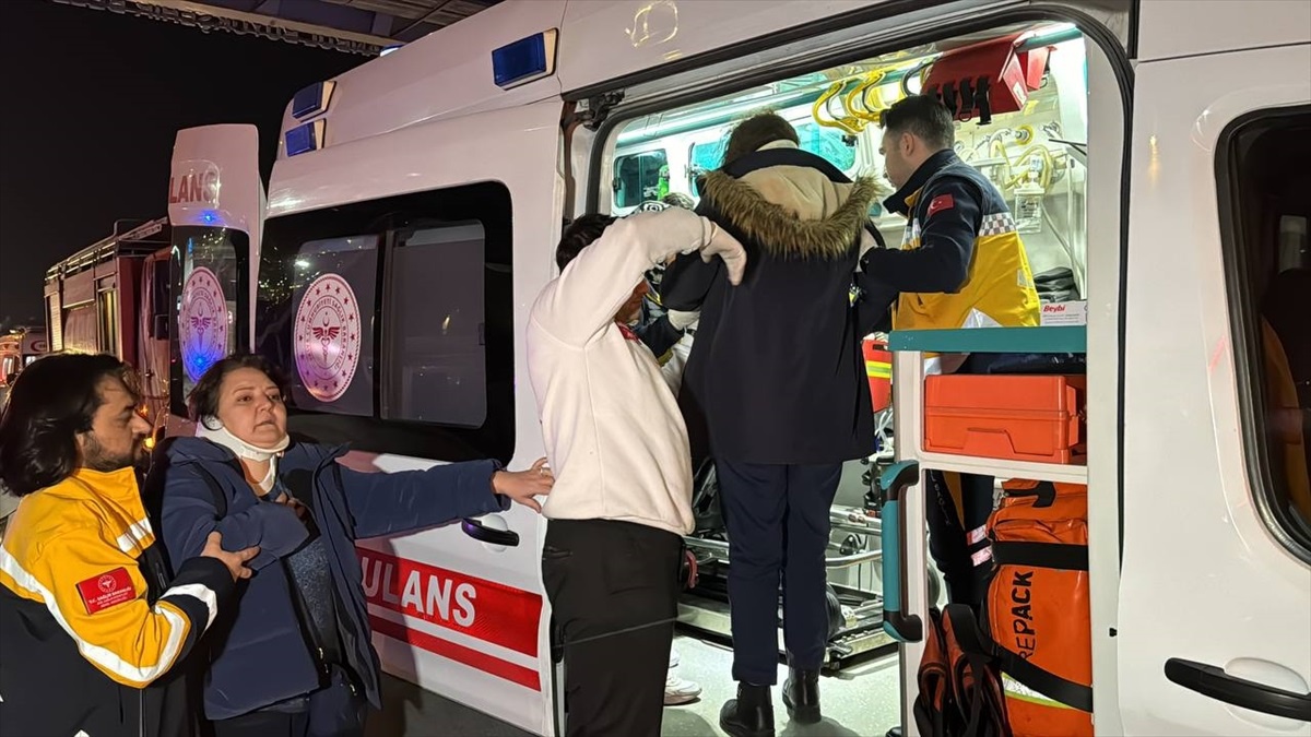 Avcılar\'da otomobil çarpışması: 4 yaralı
