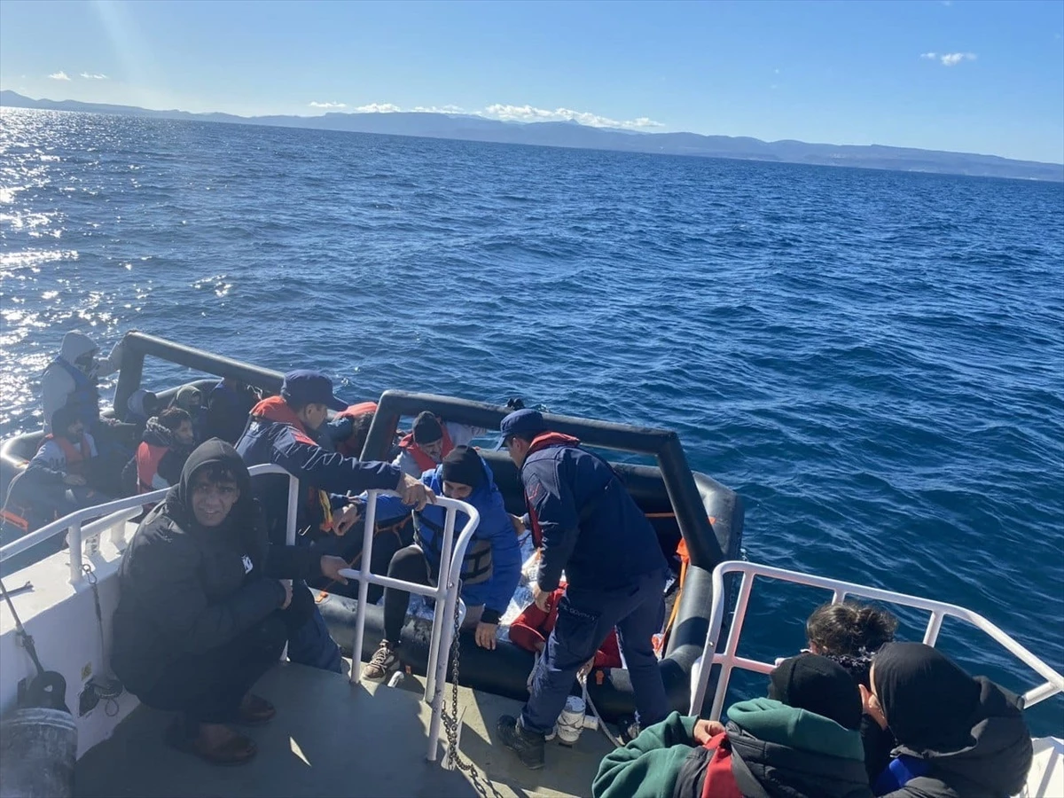 Ayvalık açıklarında 75 düzensiz göçmen kurtarıldı