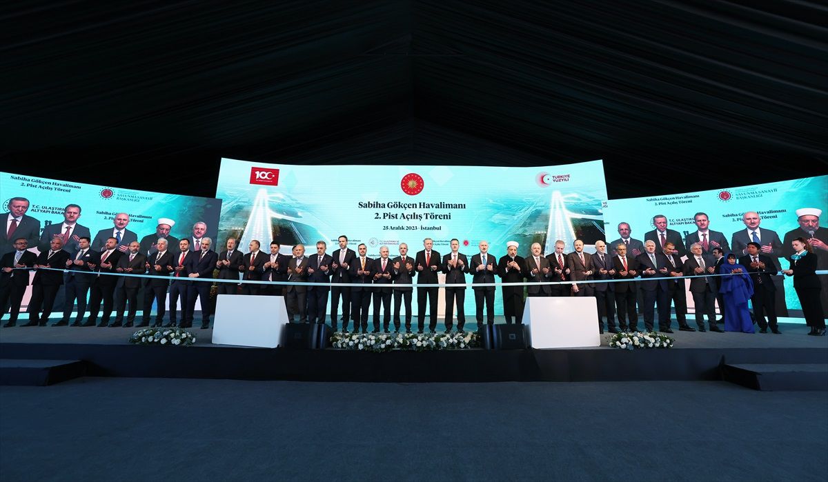 Cumhurbaşkanı Erdoğan: "Yeni pisti iniş eski pist kalkış amacıyla kullanacağız. Böylece havalimanımızın hava trafik kapasitesini iki katına...