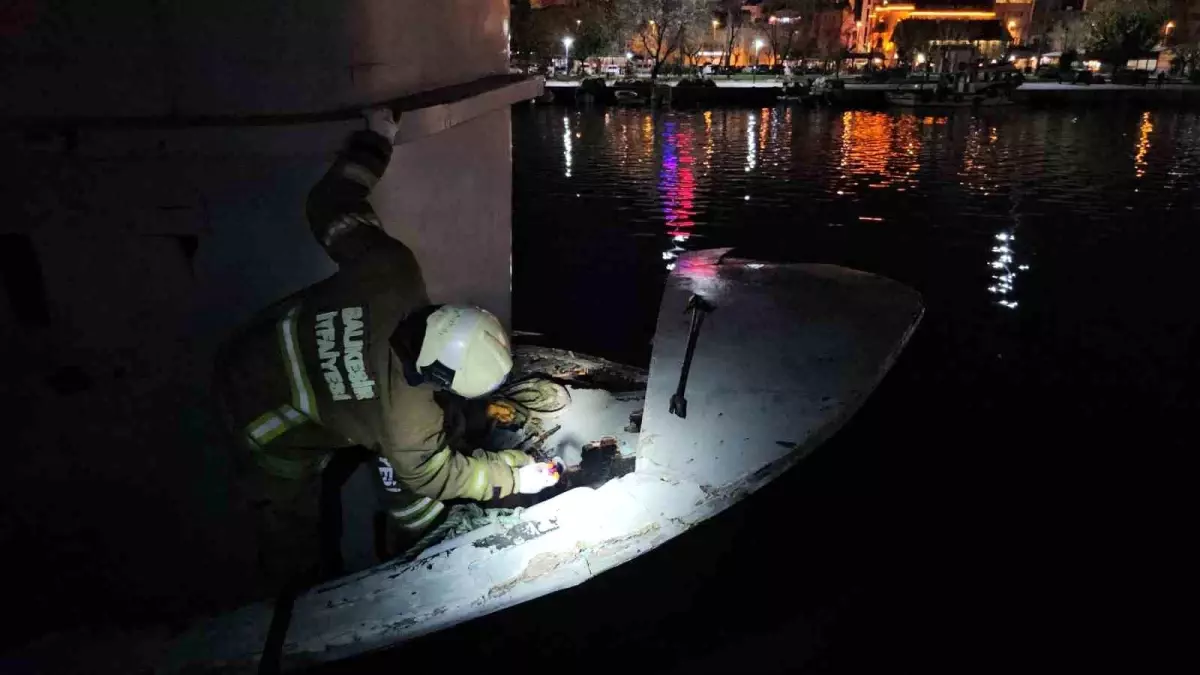 Bandırma'da Sahilde Terk Edilmiş Teknede Yangın Çıktı