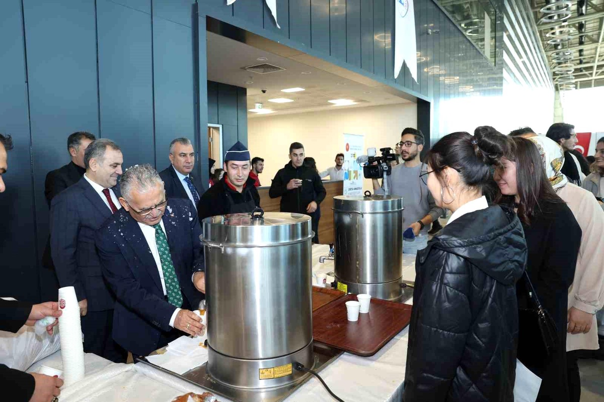 Kayseri Büyükşehir Belediye Başkanı Dr. Memduh Büyükkılıç, Orta Anadolu Kariyer Fuarı\'nda stantları gezdi