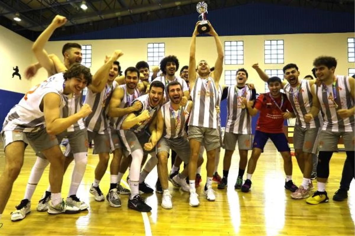 İEÜ Erkek Basketbol Takımı Bölge Şampiyonu Oldu