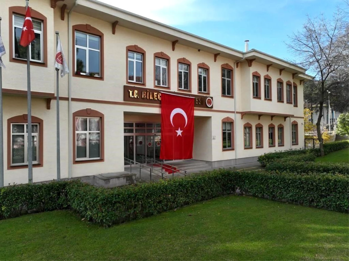Bilecik Belediyesi\'ne Ait Binalara Türk Bayrakları Asıldı