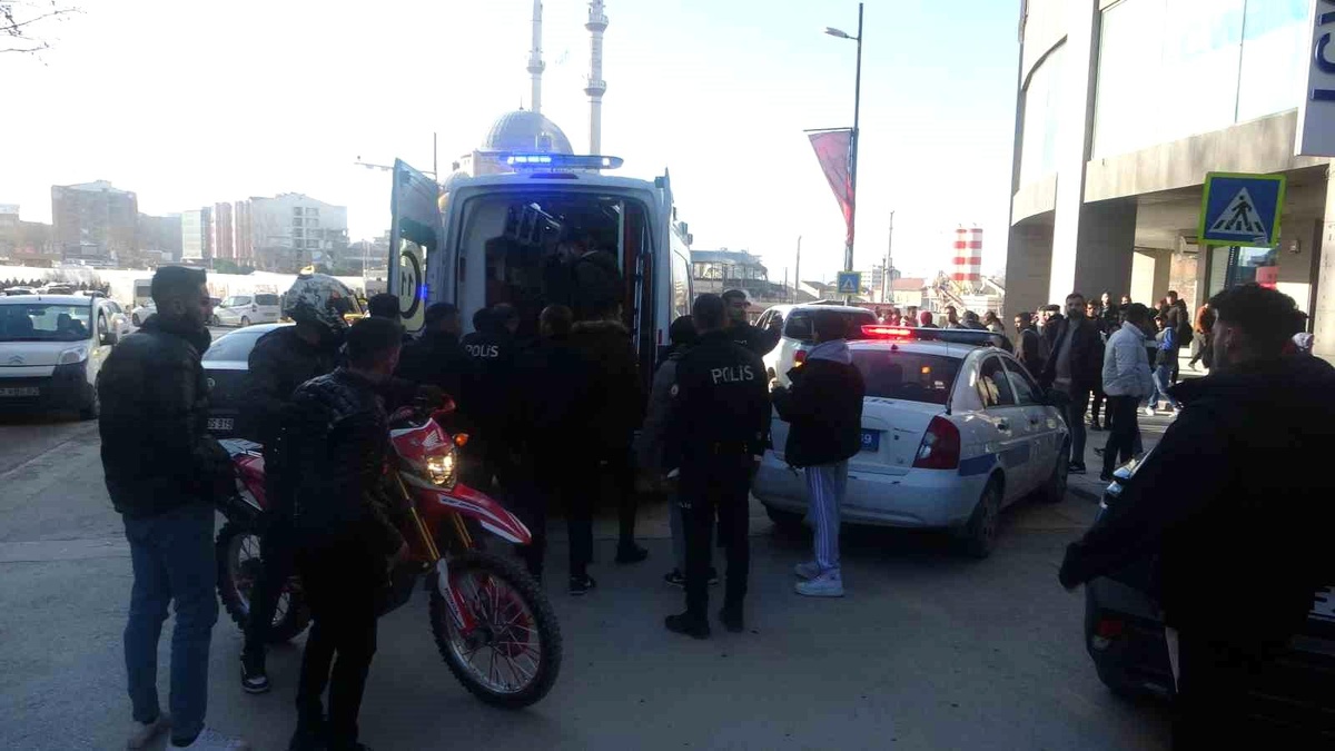Malatya\'da genç bıçaklı saldırıya uğradı