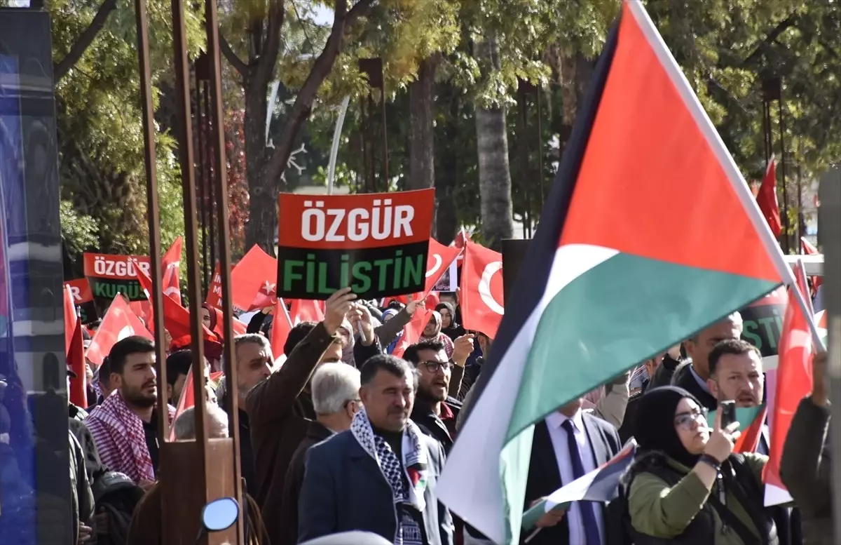 Muğla Bodrum'da Şehitleri Anma ve Filistin'e Destek Yürüyüşü Düzenlendi