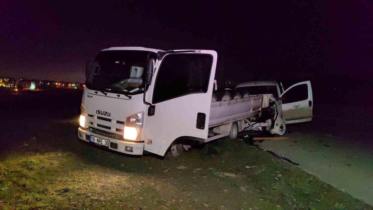 Hafif ticari araç kamyonete çarptı: 1 yaralı