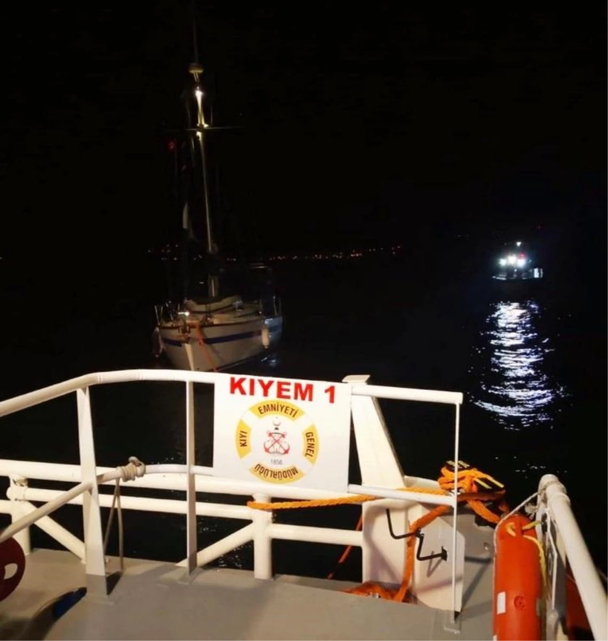 Çanakkale Boğazı\'nda makine arızası nedeniyle sürüklenen tekne kurtarıldı