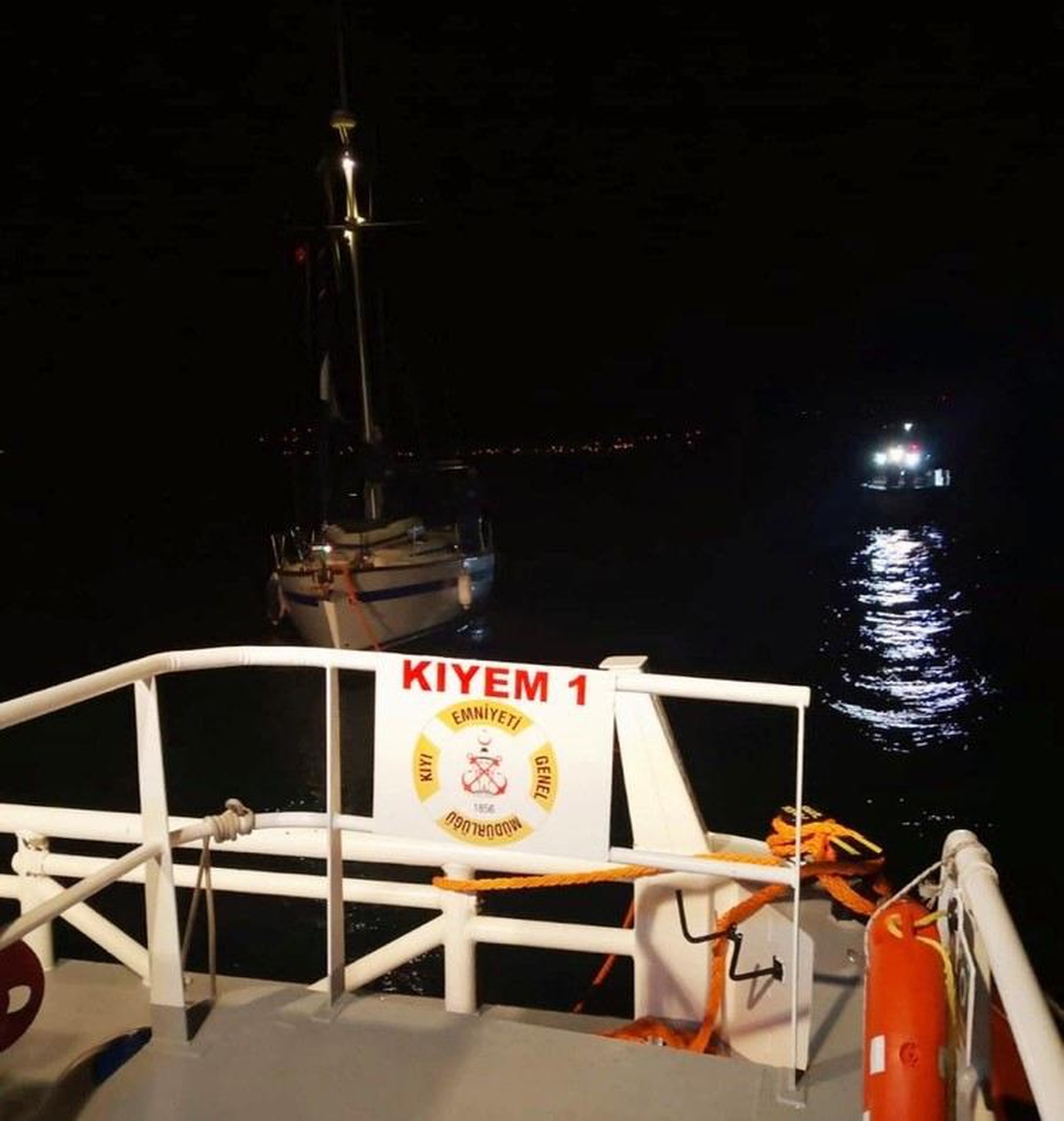 Çanakkale Boğazı\'nda makine arızası nedeniyle sürüklenen tekne kurtarıldı