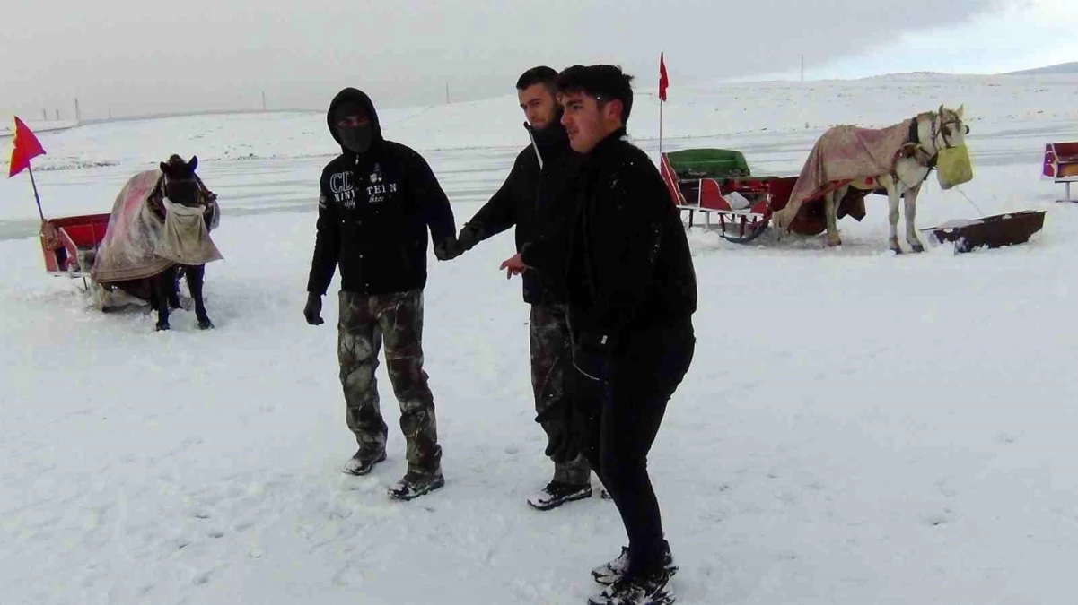 Kars\'ta Çıldır Gölü\'nde Atlı Kızak Sezonu Açıldı