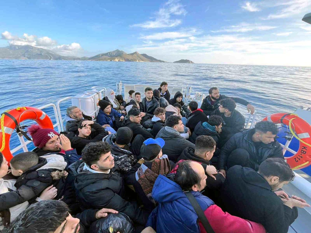 Muğla\'nın Datça ilçesi açıklarında 56 düzensiz göçmen kurtarıldı, 2 göçmen kaçakçısı yakalandı