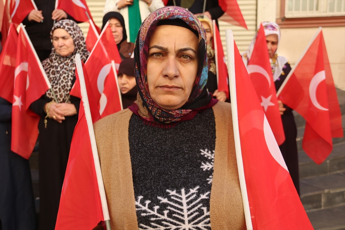 Diyarbakır anneleri HDP il binası önünde oturma eylemi yapıyor