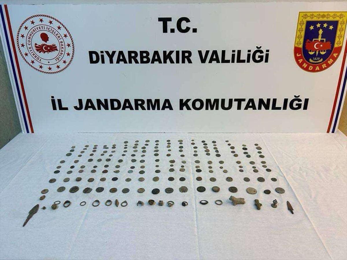 Diyarbakır\'da 181 Parça Tarihi Eser Ele Geçirildi, 2 Şüpheli Yakalandı