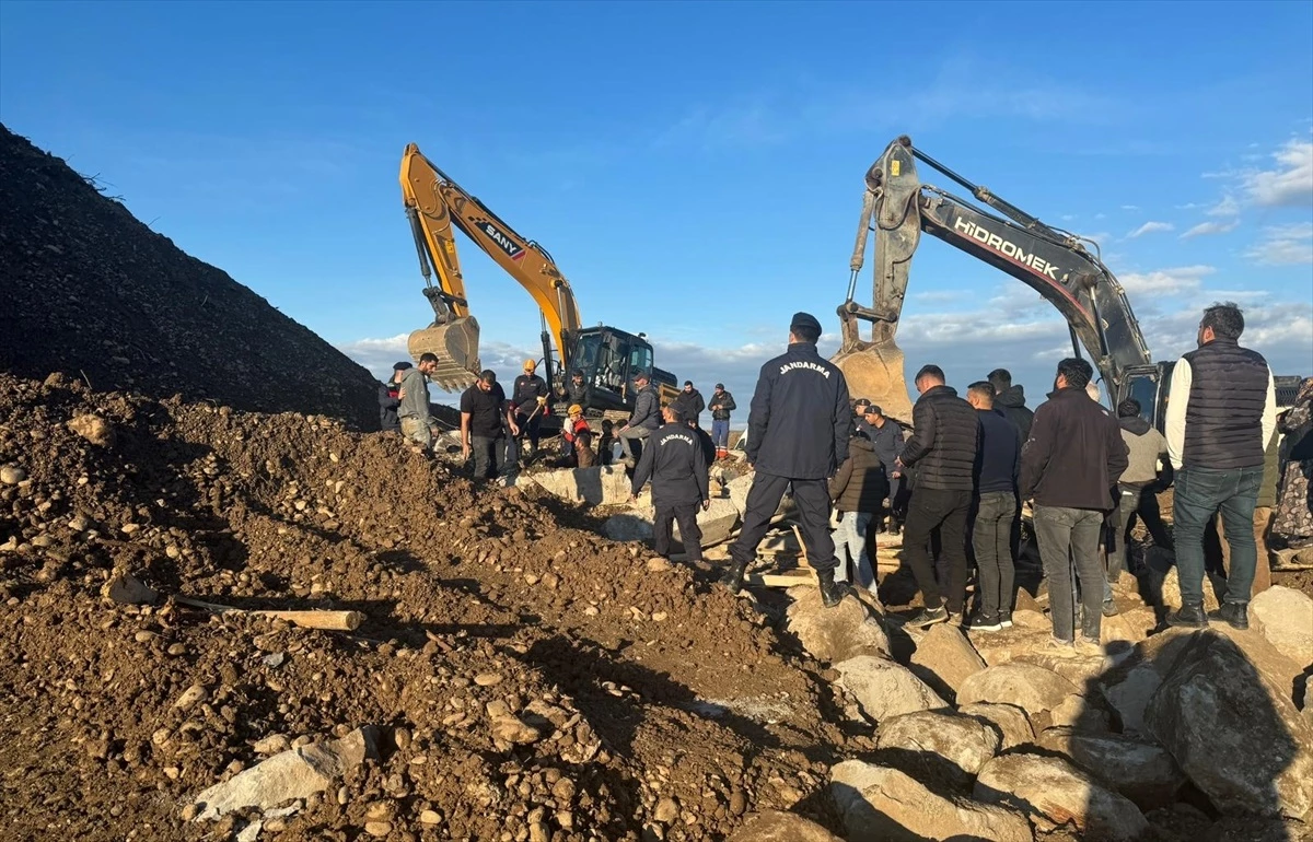 Diyarbakır\'da kum ocağı inşaatında istinat duvarı çöktü