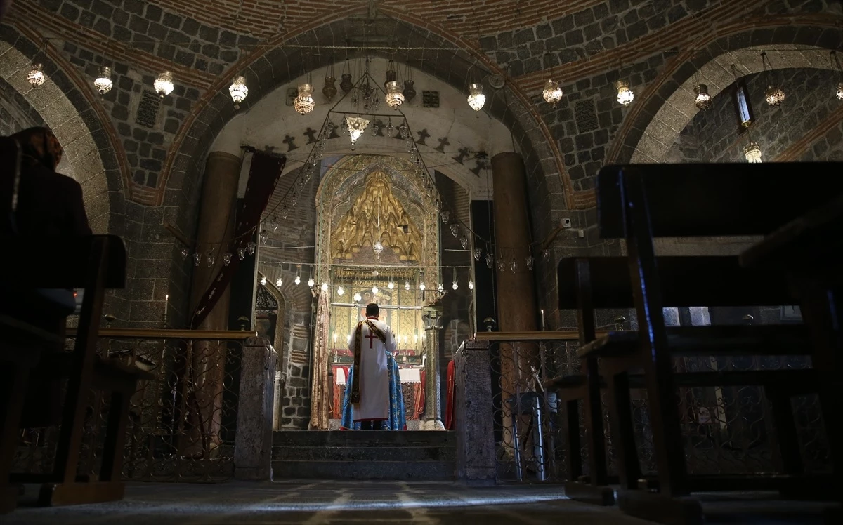 Diyarbakır\'da Meryem Ana Kilisesi\'nde Noel ayini düzenlendi