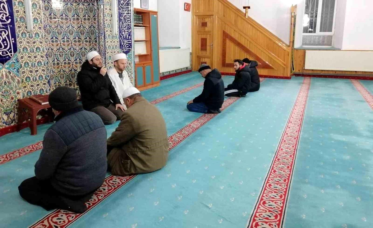 Dumlupınar\'da şehitler için sabah namazında Kur\'an okunup dua edildi