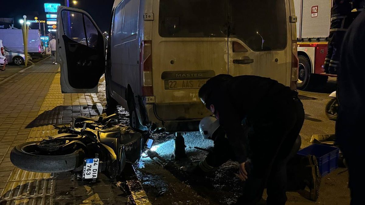 Edirne\'de motosiklet sürücüsü panelvanın altında sıkıştı