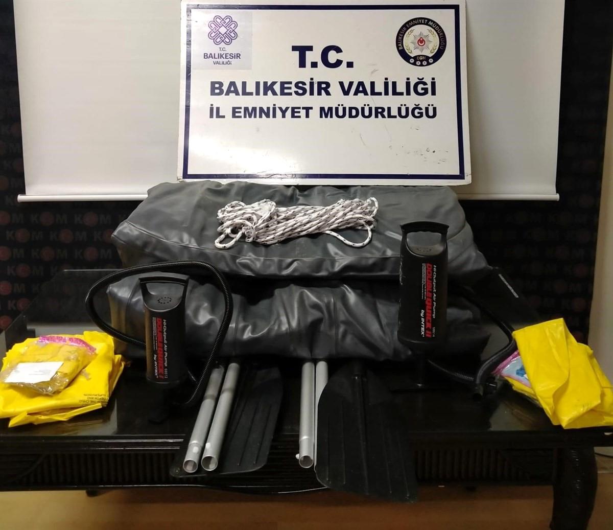 Balıkesir\'de 11 düzensiz göçmen yakalandı, 2 göçmen kaçakçısı gözaltına alındı