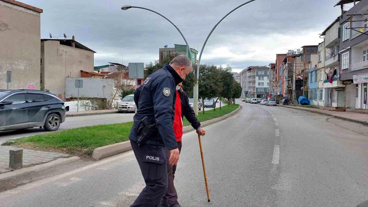 Samsun\'da Polis Memuru Engelli Vatandaşa Yardım Etti