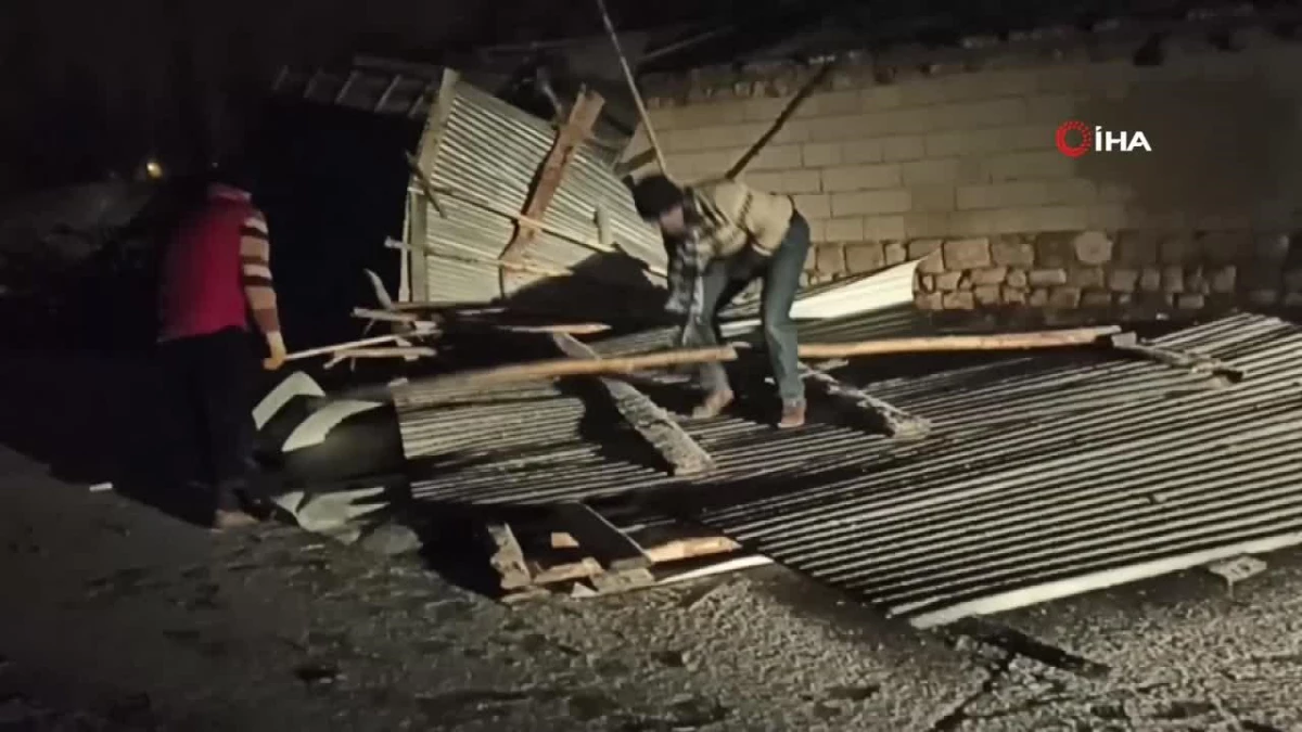 Erciş\'te fırtına nedeniyle bir ev ve ahırın çatısı uçtu