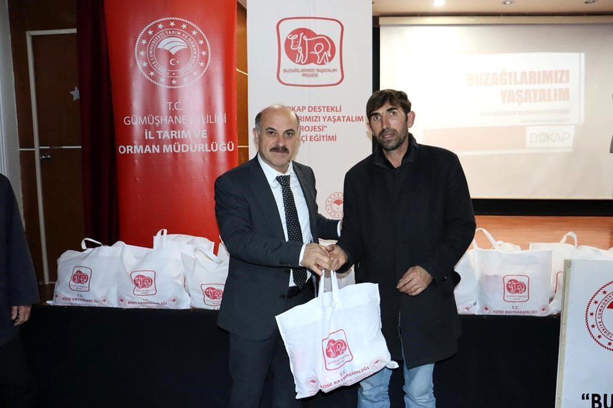 Gümüşhane\'de Buzağı Bakım Ekipmanları Dağıtıldı
