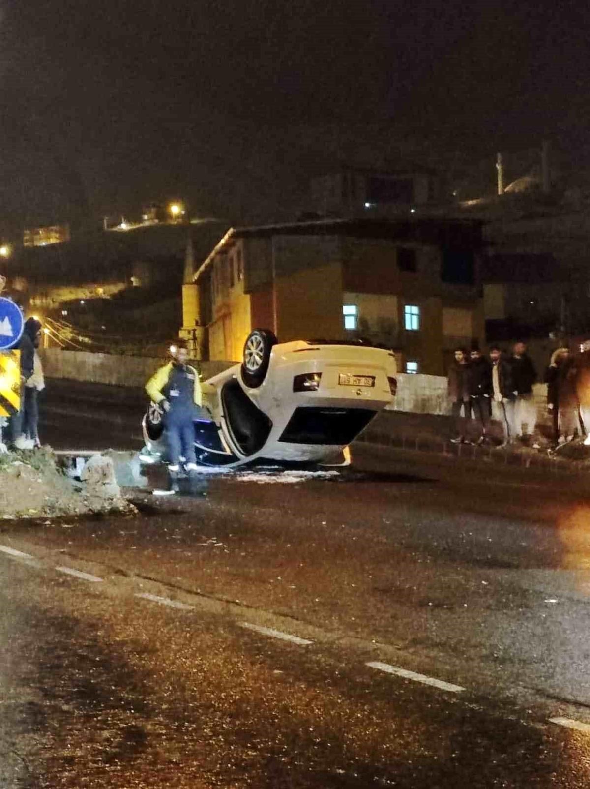 Hakkari\'de buzlanan yolda otomobil takla attı, 3 kişi yaralandı