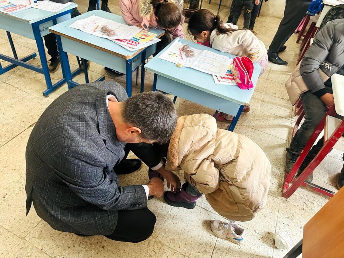 VEDAŞ, köy ve mezra okullarına kışlık elbise hediye etti