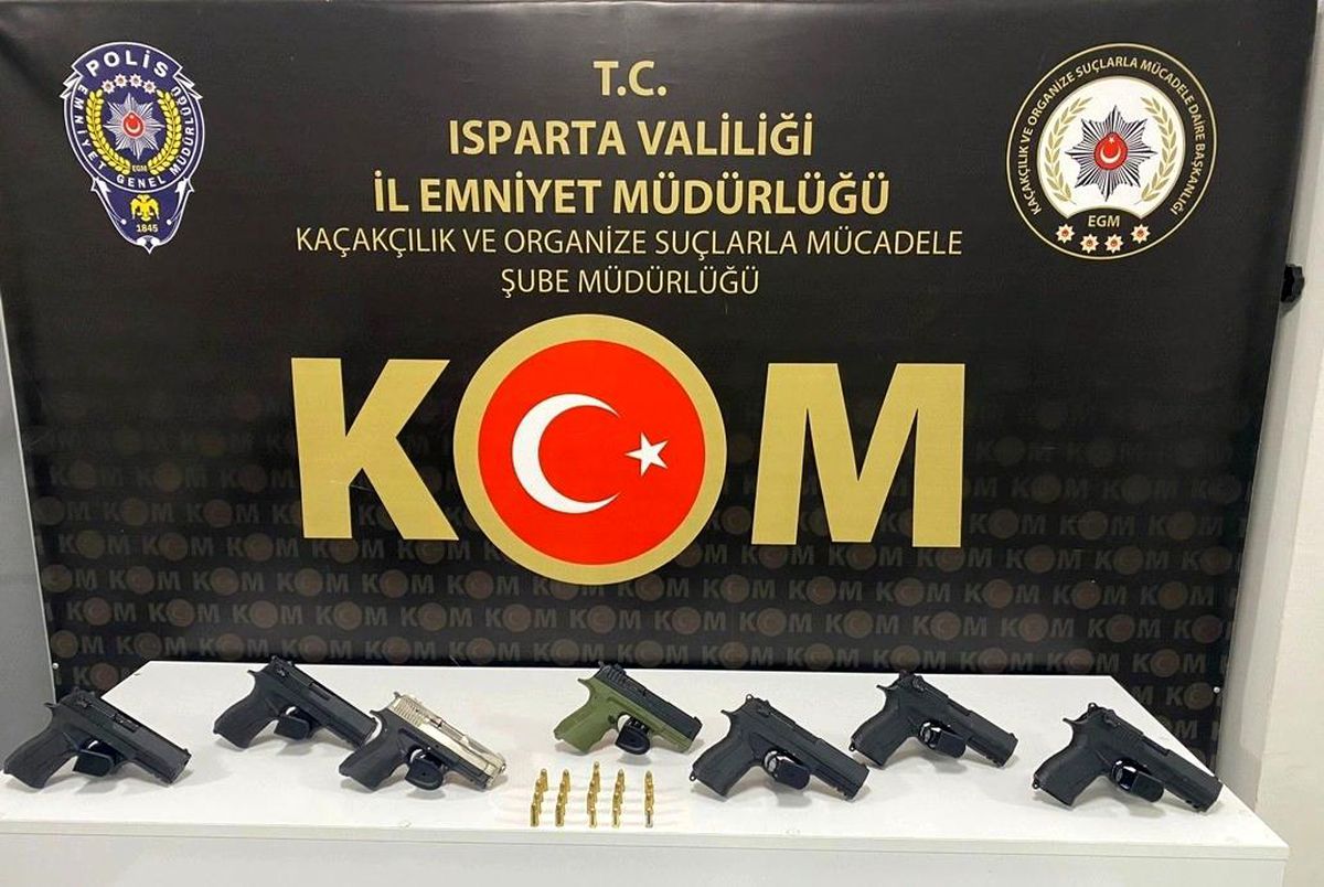 Isparta\'da 7 Ruhsatsız Tabanca Ele Geçirildi, 3 Şüpheli Gözaltına Alındı