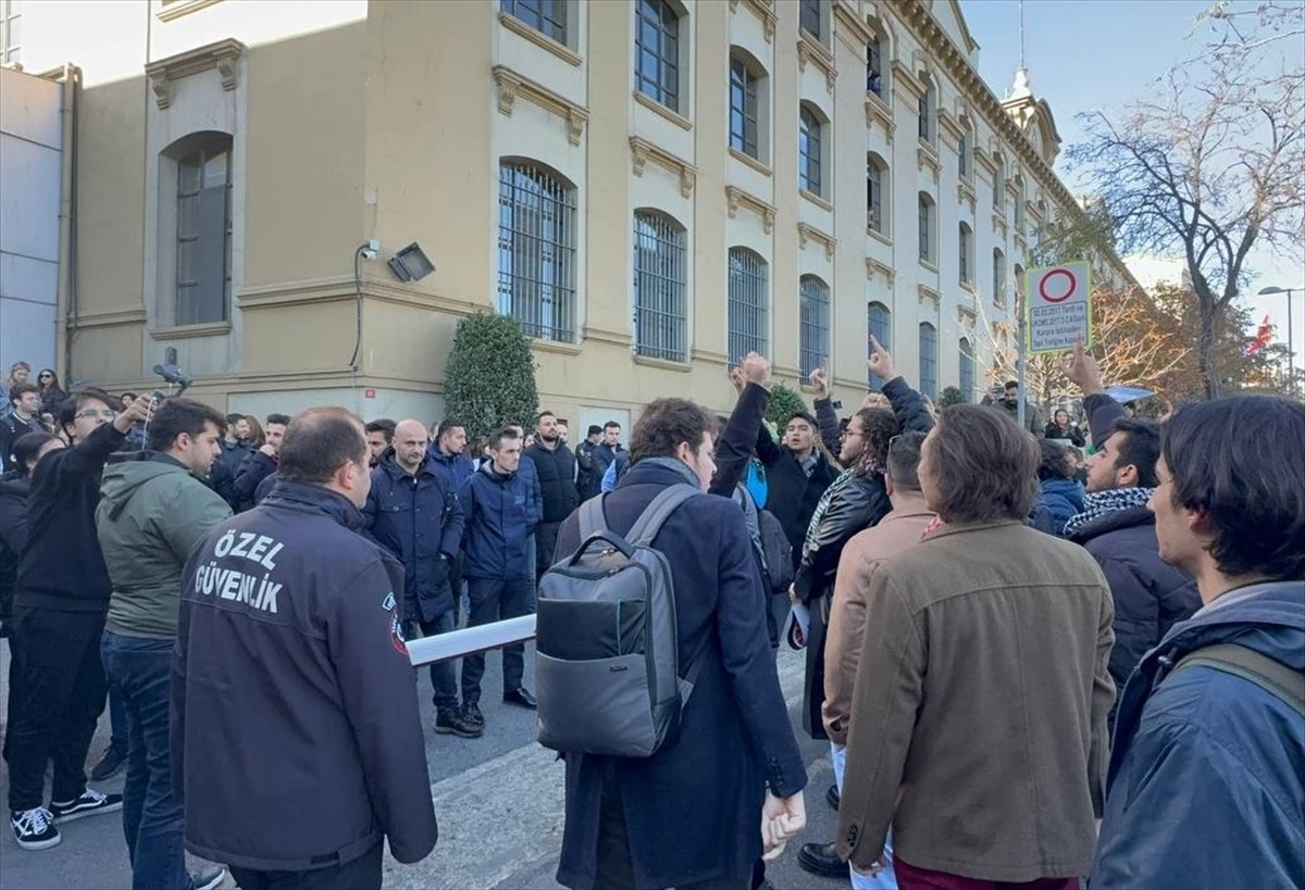 Kadir Has Üniversitesi, mescidinde ayakkabıyla giren akademisyenle ilgili inceleme başlattı