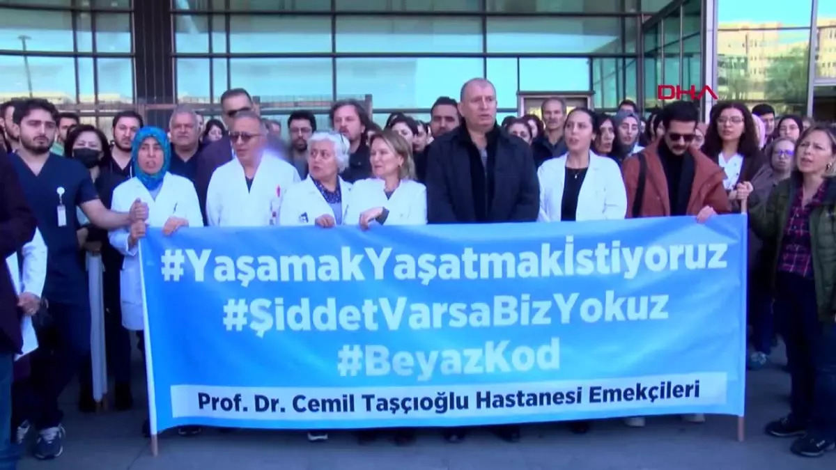 Doktorun babası ve sağlık personelleri şiddeti protesto etti