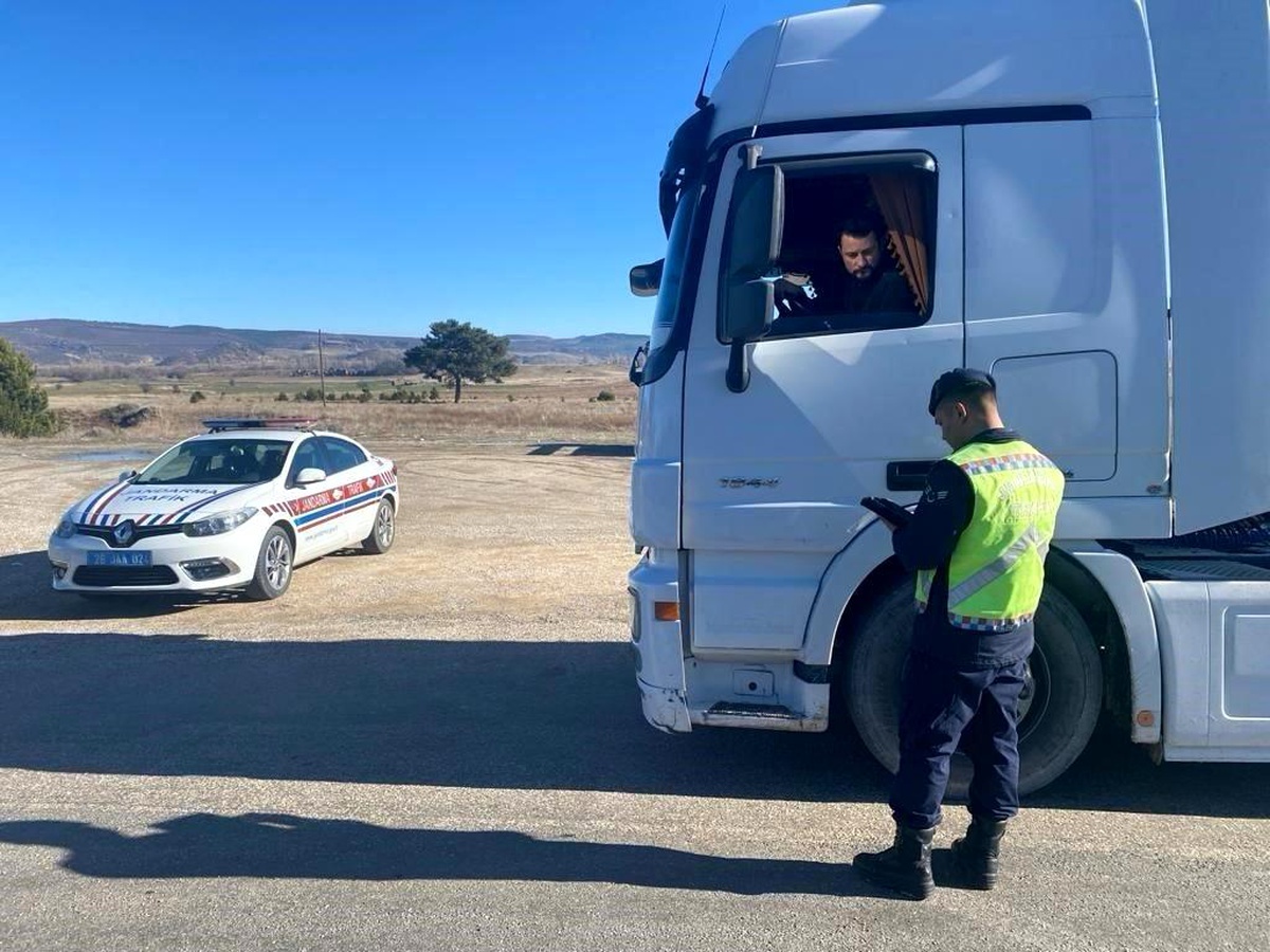 Eskişehir\'de yapılan trafik denetimlerinde 237 sürücüye ceza kesildi