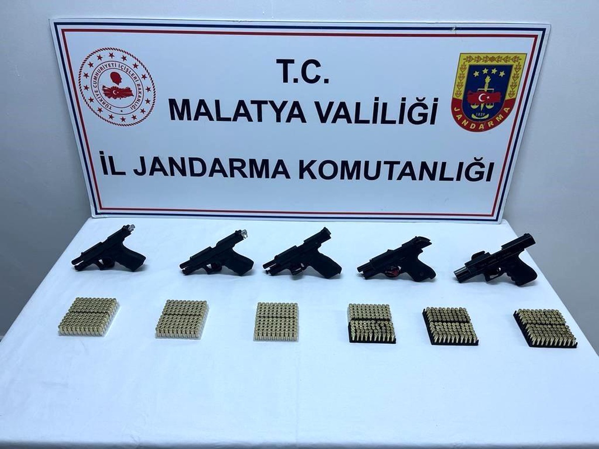 Malatya\'da silah kaçaklarına operasyon: 5 tabanca ele geçirildi