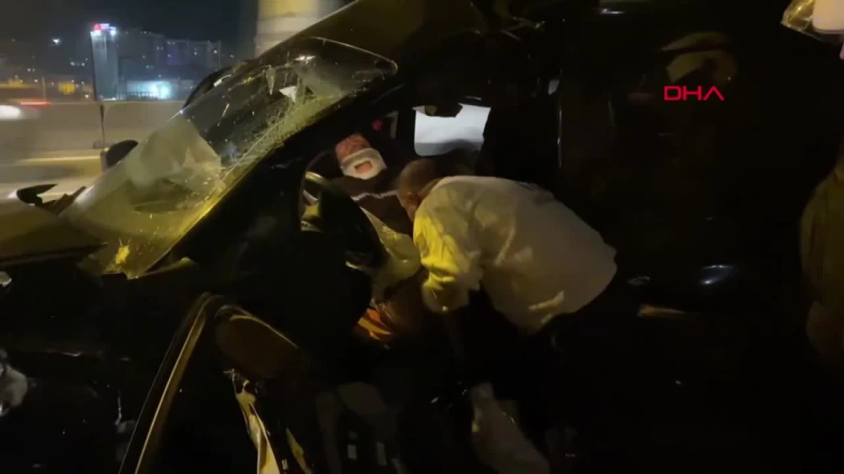 Kadıköy\'de kaza: Hafif ticari araç bariyerlere vurdu, sürücü kurtarıldı