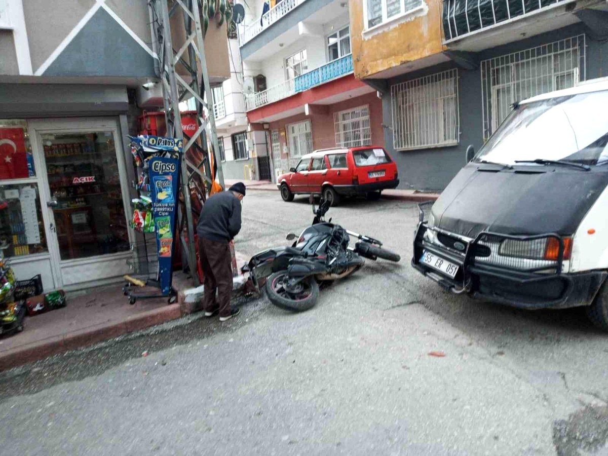 Samsun\'da kamyonet ile motosikletin çarpıştığı kazada 1 kişi yaralandı