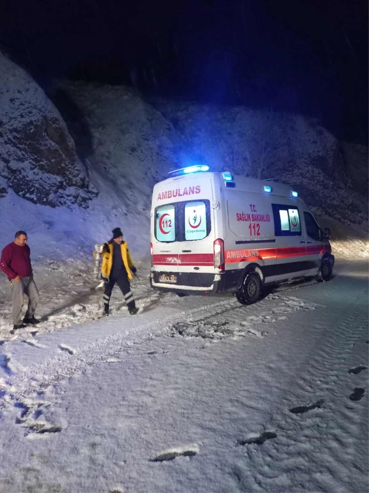 Kar nedeniyle yolu kapanan köyde mahsur kalan hasta tedaviye alındı