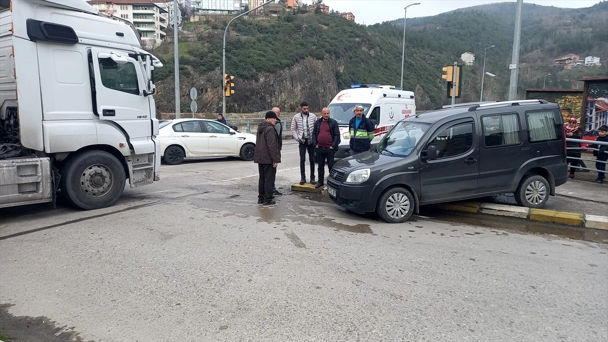 Karabük\'te tırla çarpışan araçta 2 kişi yaralandı