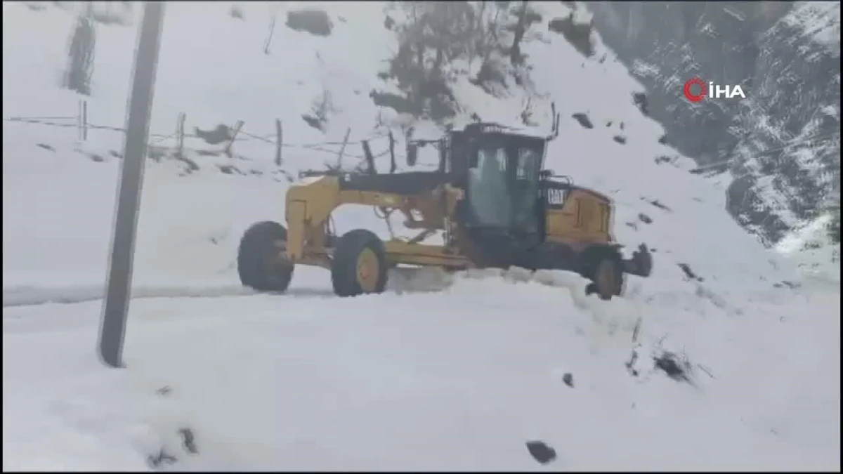 Karla kaplı Şırnak\'ta yol açma çalışmaları devam ediyor
