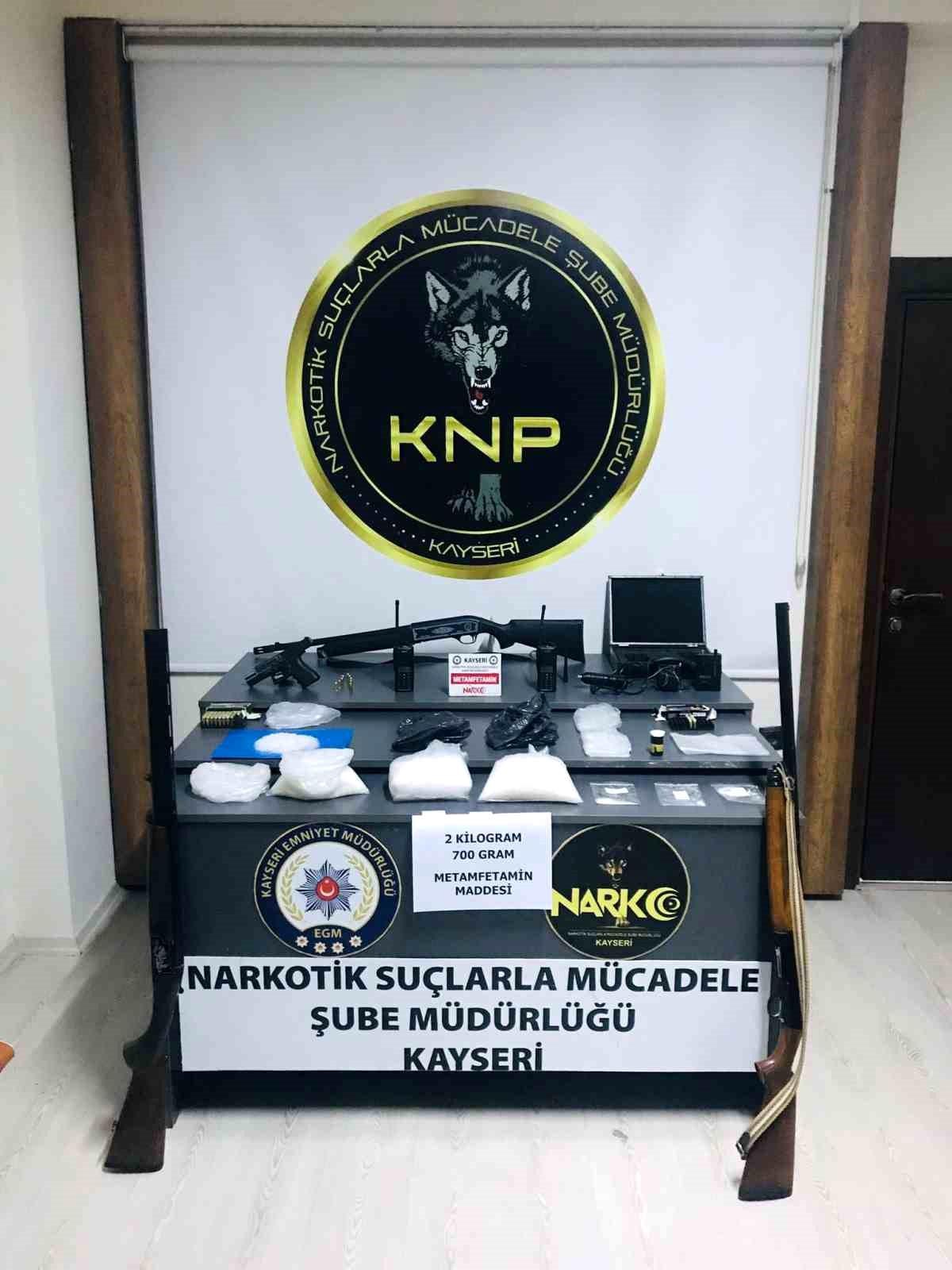 Kayseri\'de 3 kişi suçüstü yakalandı, 2.7 kilo uyuşturucu ele geçirildi