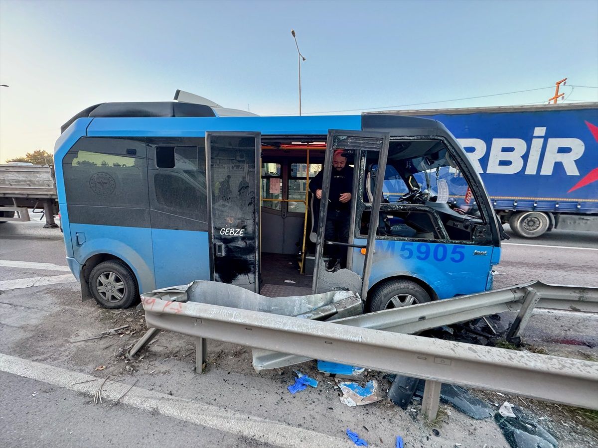 Gebze\'de minibüs kazası: 15 yaralı