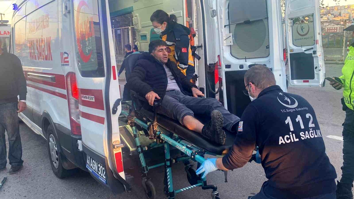 Gebze\'de minibüs kaza yaptı: 15 yaralı