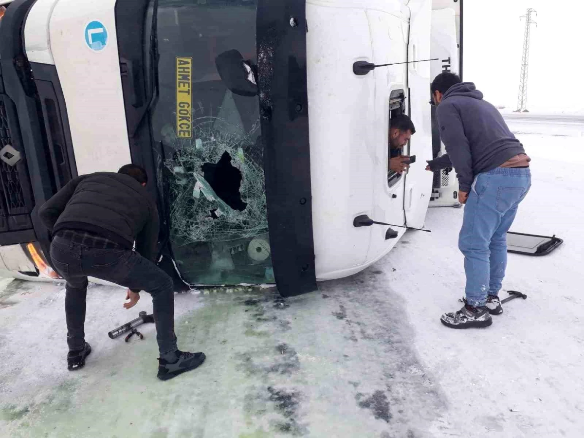 Çıldır\'da Kar Yağışı ve Trafik Kazası