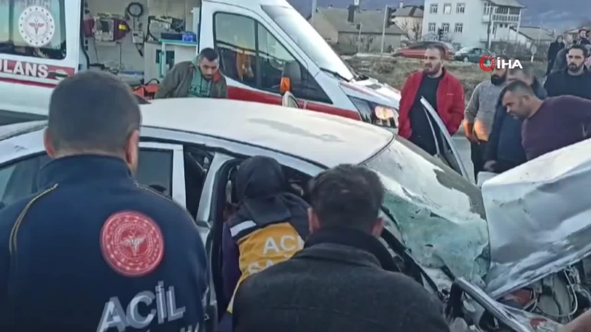 Konya Seydişehir\'de Otomobil ile Kamyon Çarpıştı: Koca Yaralı