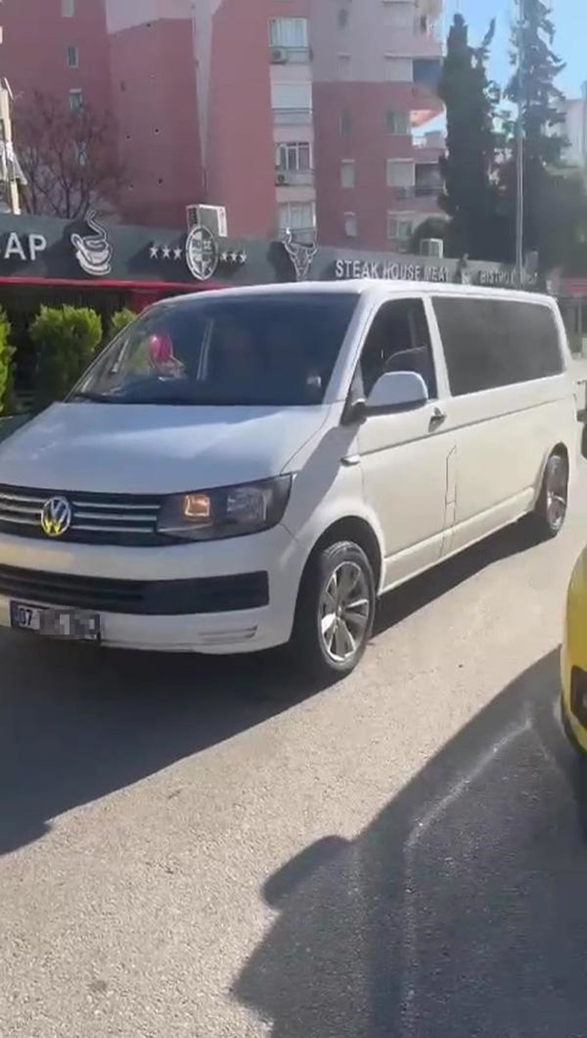 Antalya'da korsan taşımacılık yapan taksiciler gözaltına alındı