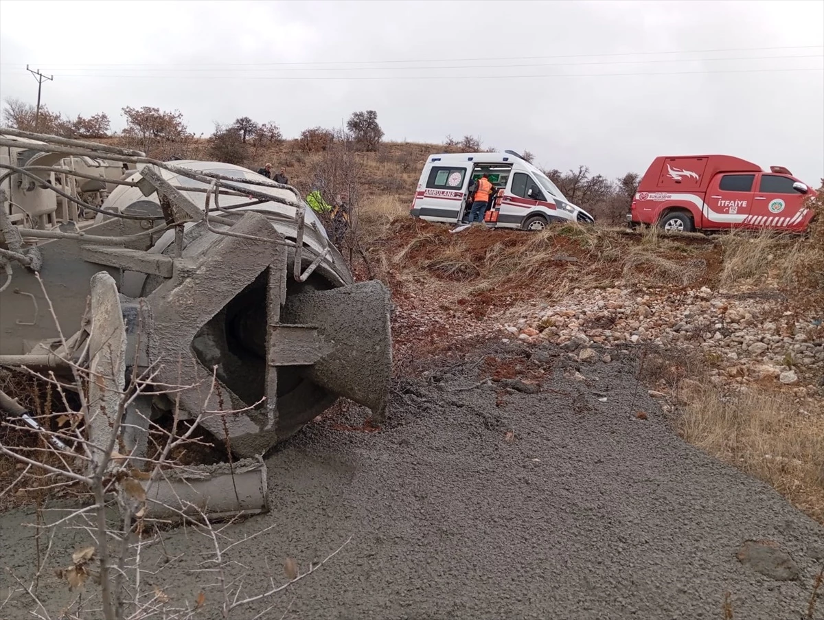 Malatya\'da devrilen beton mikserinin sürücüsü yaralandı